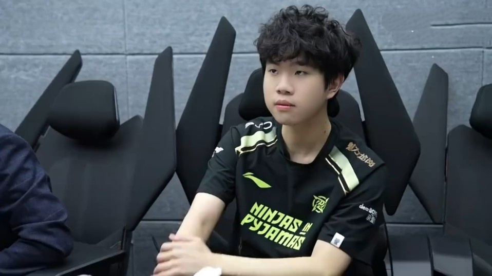 队长 Bdd ！ Bdd 的标志性Tsar在多次团队战中表现出色， KT Rolster 赢得了第一场比赛。